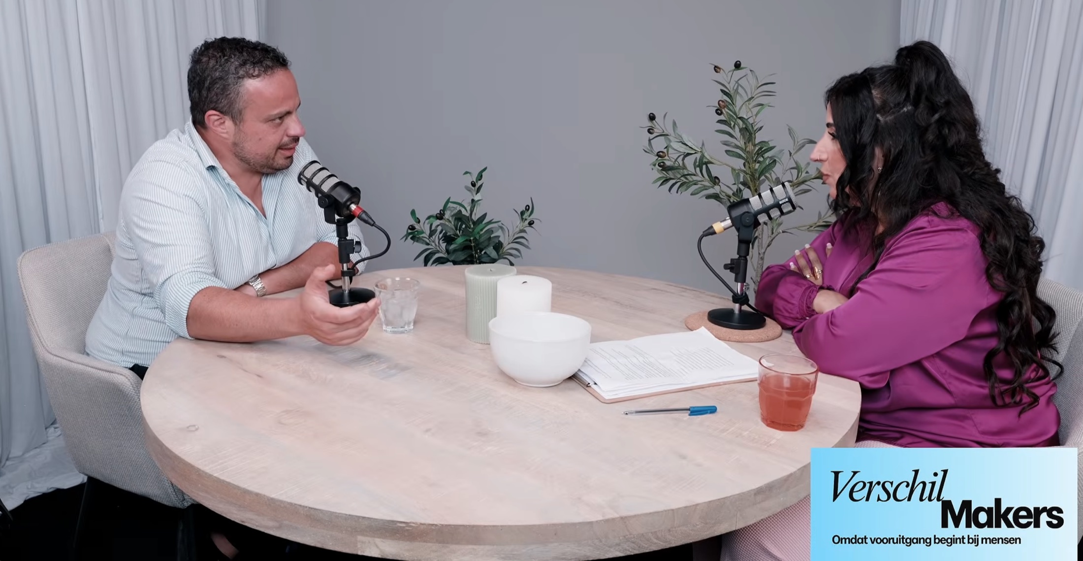 Verschilmakers host and guest recording at the round table